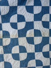 Load image into Gallery viewer, blue “beach ball” quilt
