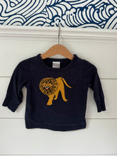 Load image into Gallery viewer, hanna andersson lion shirt 12-18 mos
