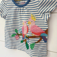 Load image into Gallery viewer, Baby Boden Girls Tropical Bird Applique T-Shirt - Size 6-9 Months
